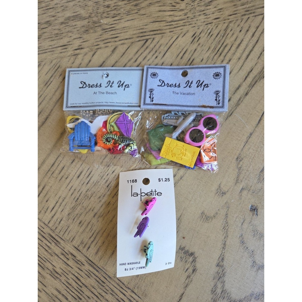 Vintage Dress It Up Buttons Vacation At The Beach Parrots Lot Of 3 NOS Buttons